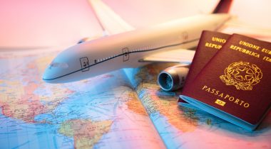 paspoort en vliegtuig op atlas
