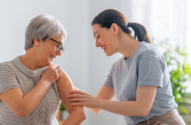 Vrouw 60-plus krijgt vaccinatie